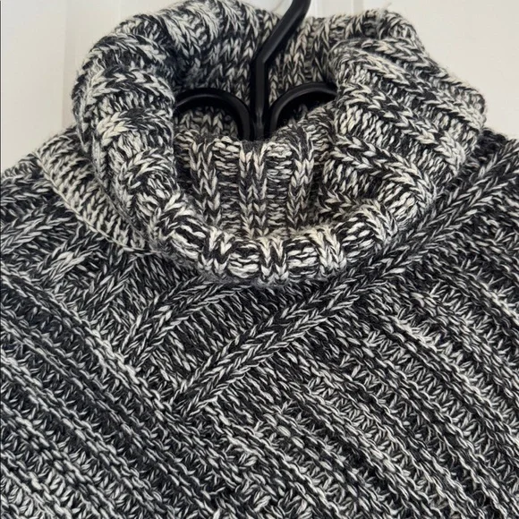 Roots Poncho - Picture 2 of 7